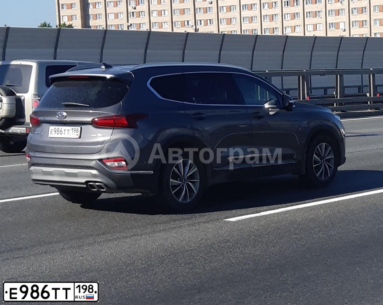 Фото автомобиля HYUNDAI SANTA FE, 2020 — госномер Е986ТТ198. Цвет: БЕЛЫЙ (ТЕМНО-СЕРЫЙ)