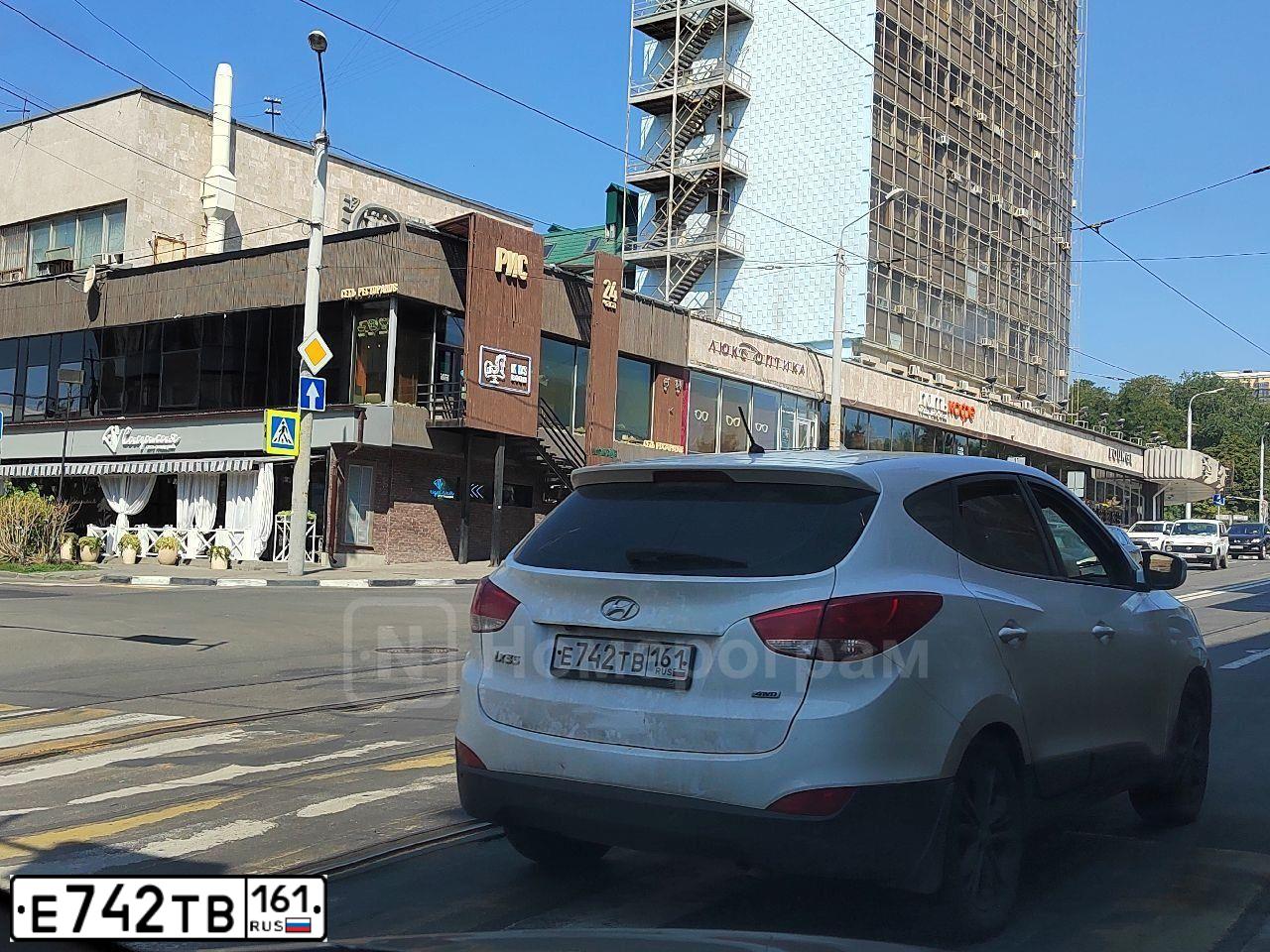 Фото автомобиля HYUNDAI IX35, 2014 — госномер Е742ТВ161. Цвет: Белый