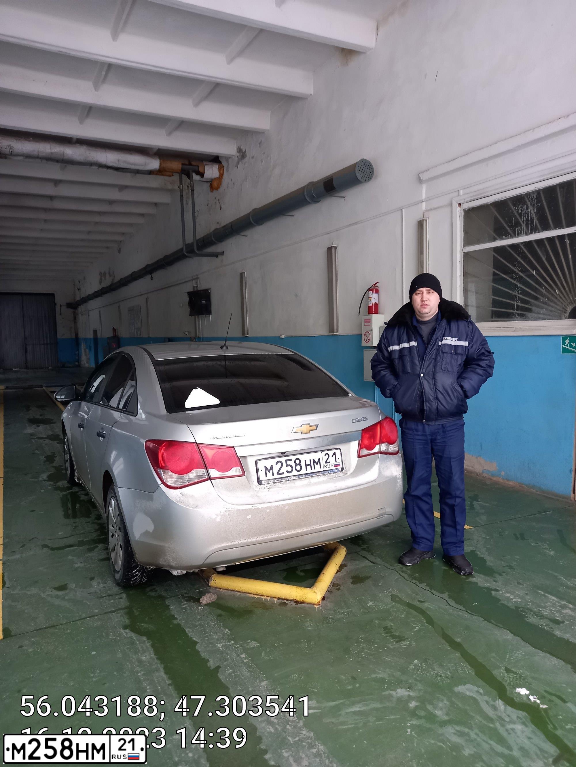Фото автомобиля CHEVROLET CRUZE, 2011 — госномер М258НМ21. Цвет: СЕРЕБРИСТЫЙ