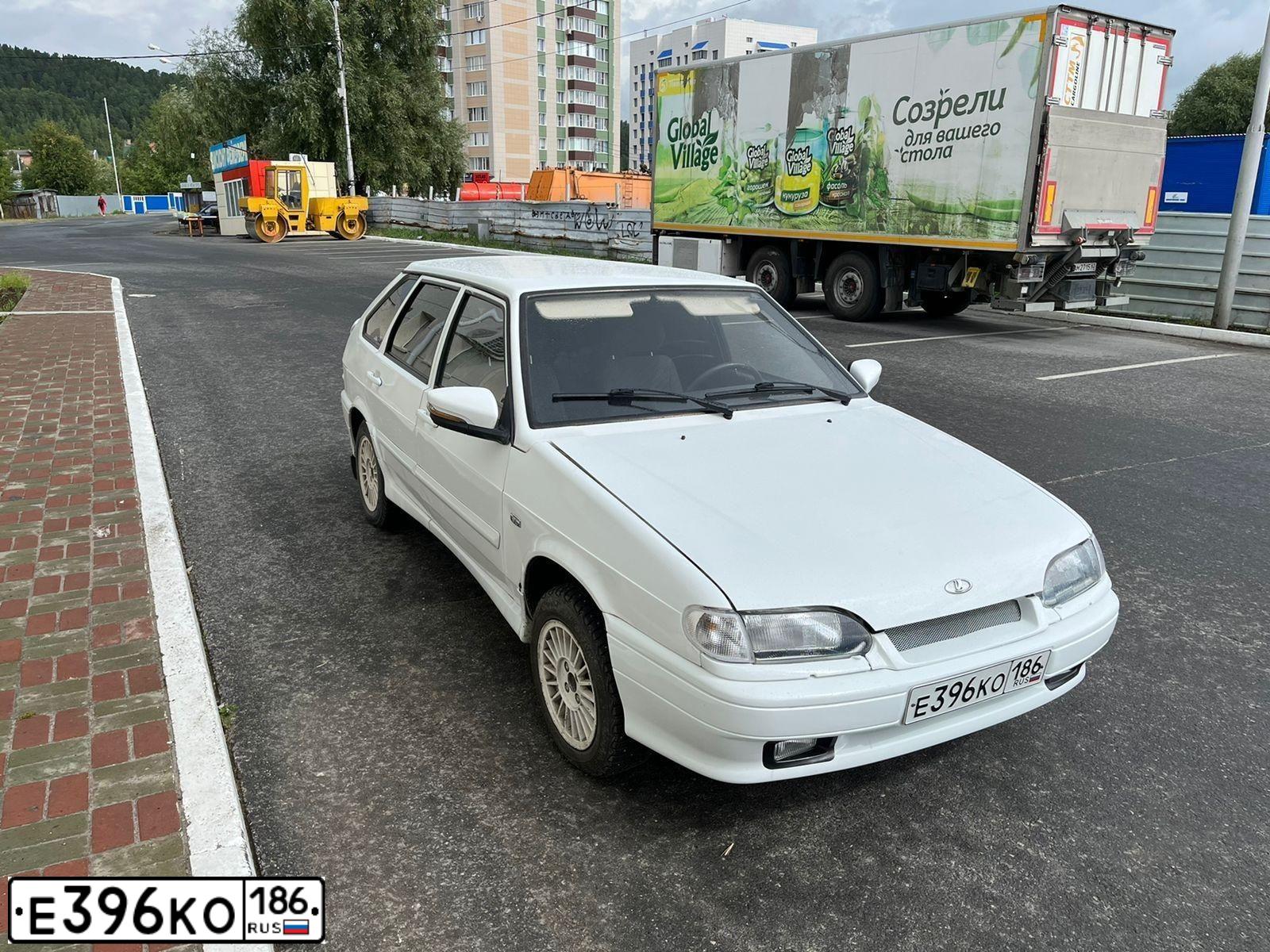 Фото автомобиля LADA 2114 SAMARA, 2011 — госномер Е396КО186. Цвет: Белый