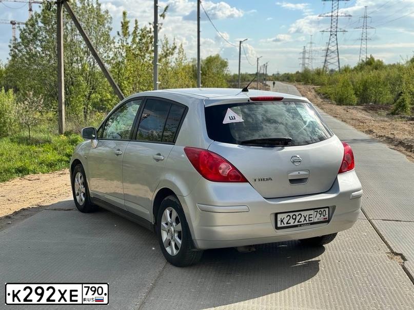 Фото автомобиля NISSAN TIIDA, 2008 — госномер К292ХЕ790. Цвет: СЕРЕБРИСТЫЙ