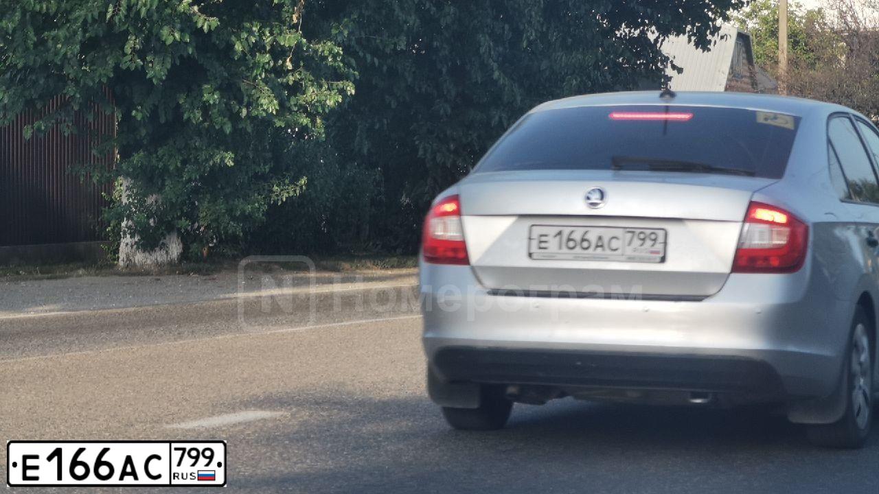 Фото автомобиля SKODA RAPID, 2017 — госномер Е166АС799. Цвет: Серебристый