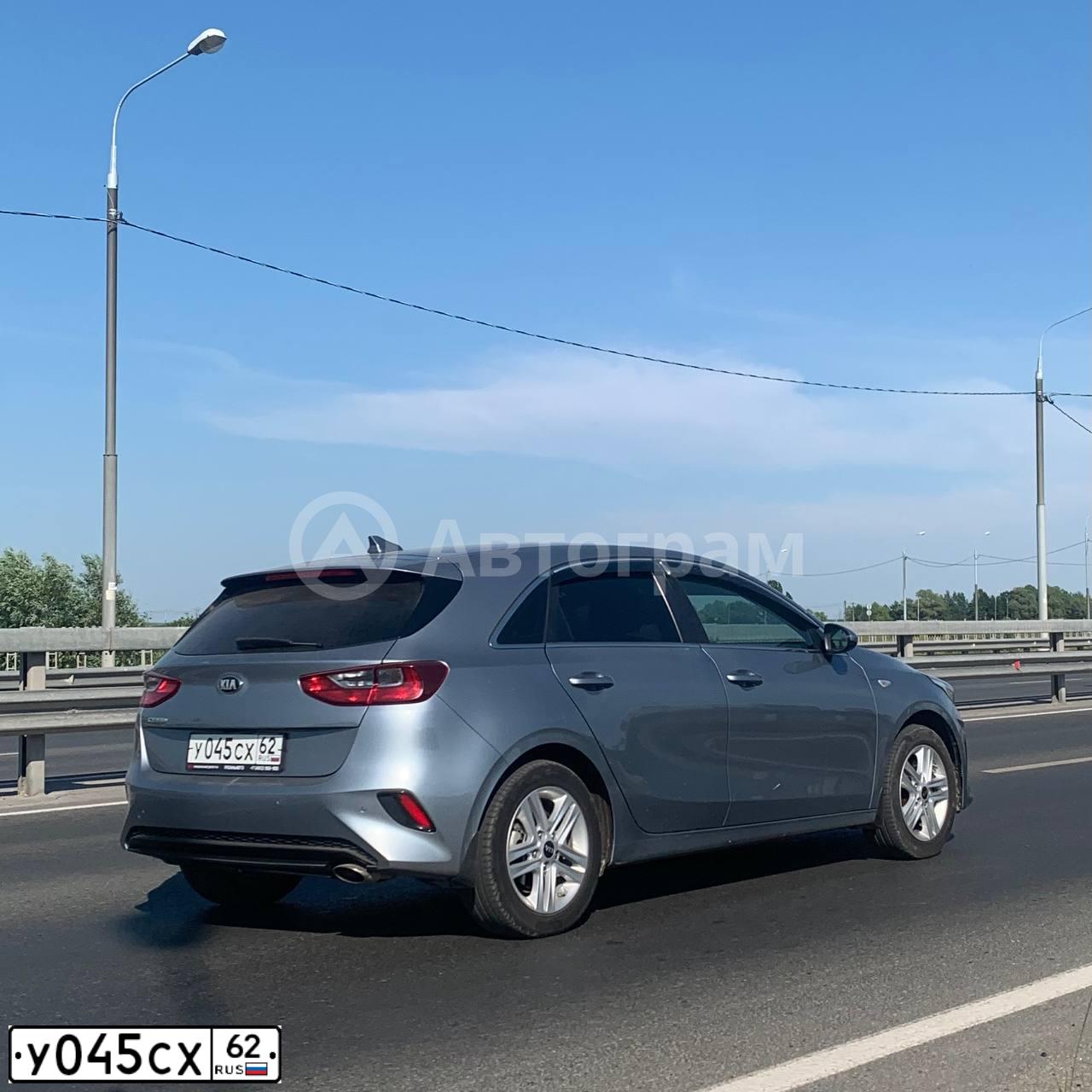 Фото автомобиля KIA CEE'D, 2018 — госномер У045СХ62. Цвет: СЕРЕБРИСТЫЙ