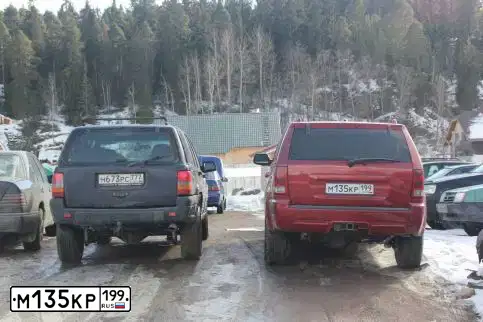 Фото автомобиля JEEP GRAND CHEROKEE, 2004 — госномер М135КР199. Цвет: КРАСНЫЙ