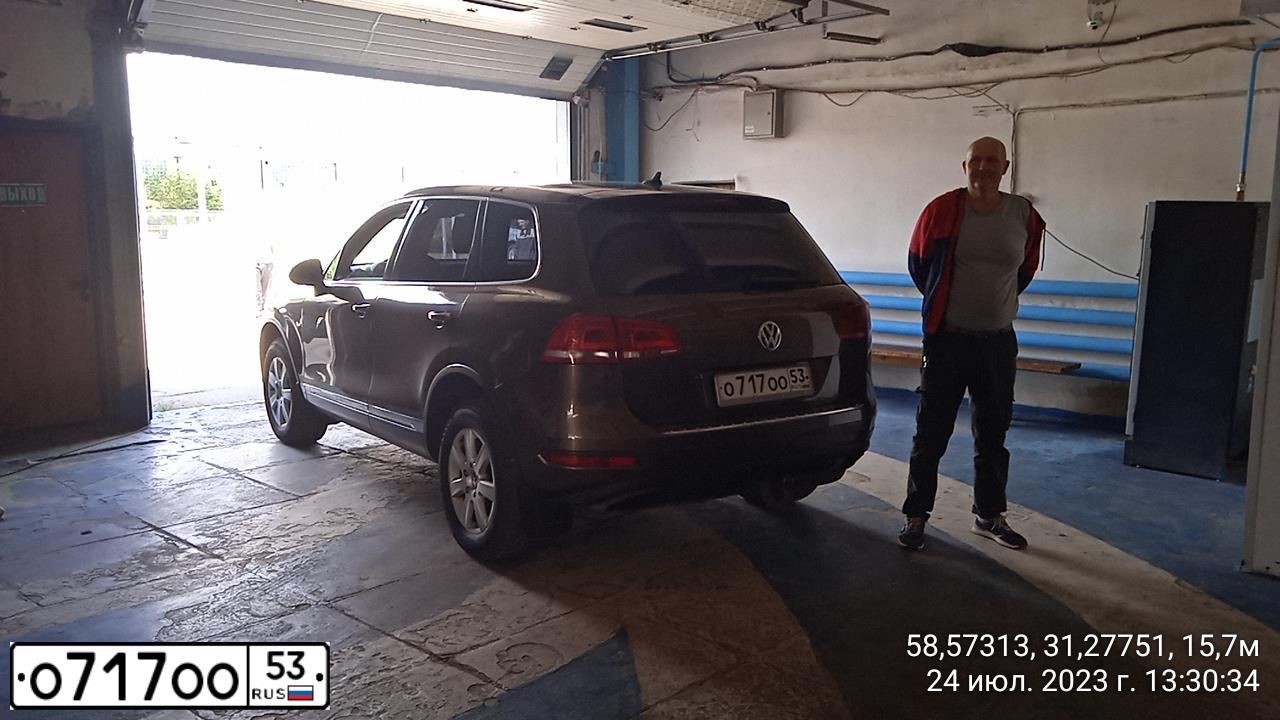 Фото автомобиля HYUNDAI SANTA FE, 2001 — госномер Е565АР53. Цвет: серебристый