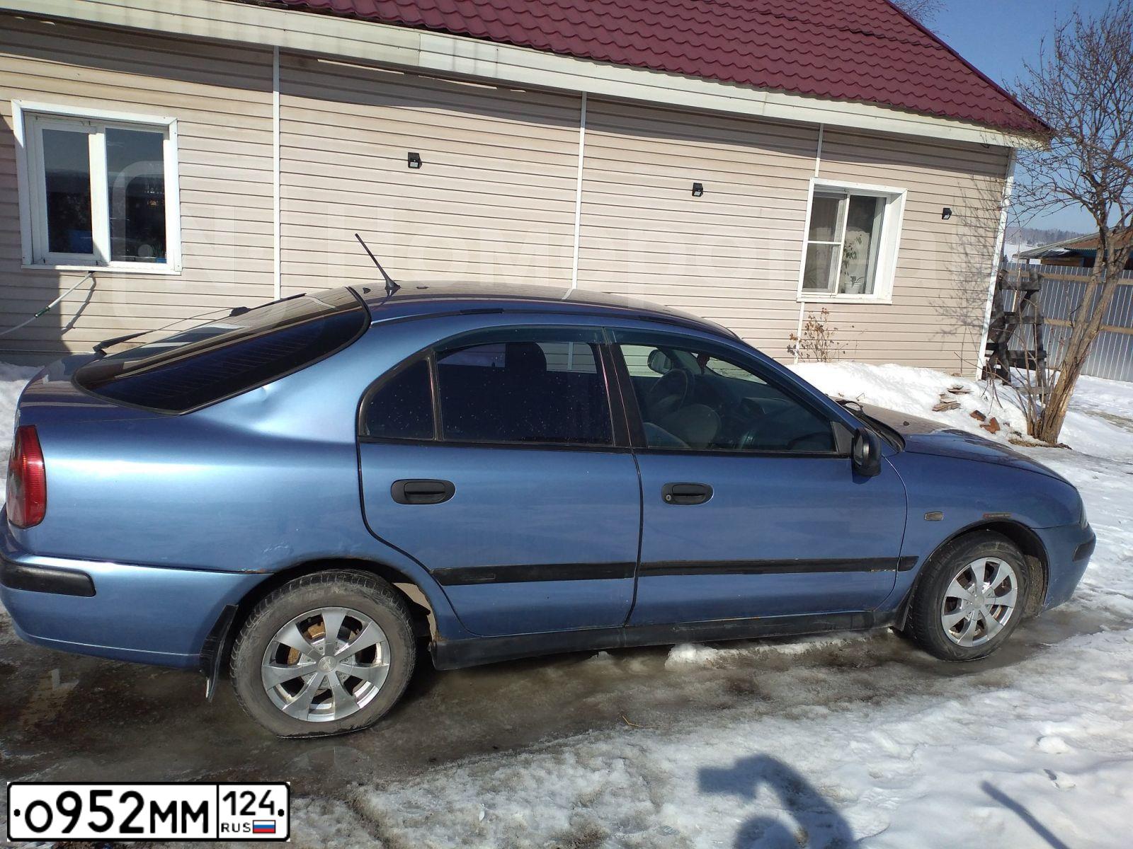 Фото автомобиля MITSUBISHI CARISMA, 1999 — госномер Р532ТР124. Цвет: СИНИЙ