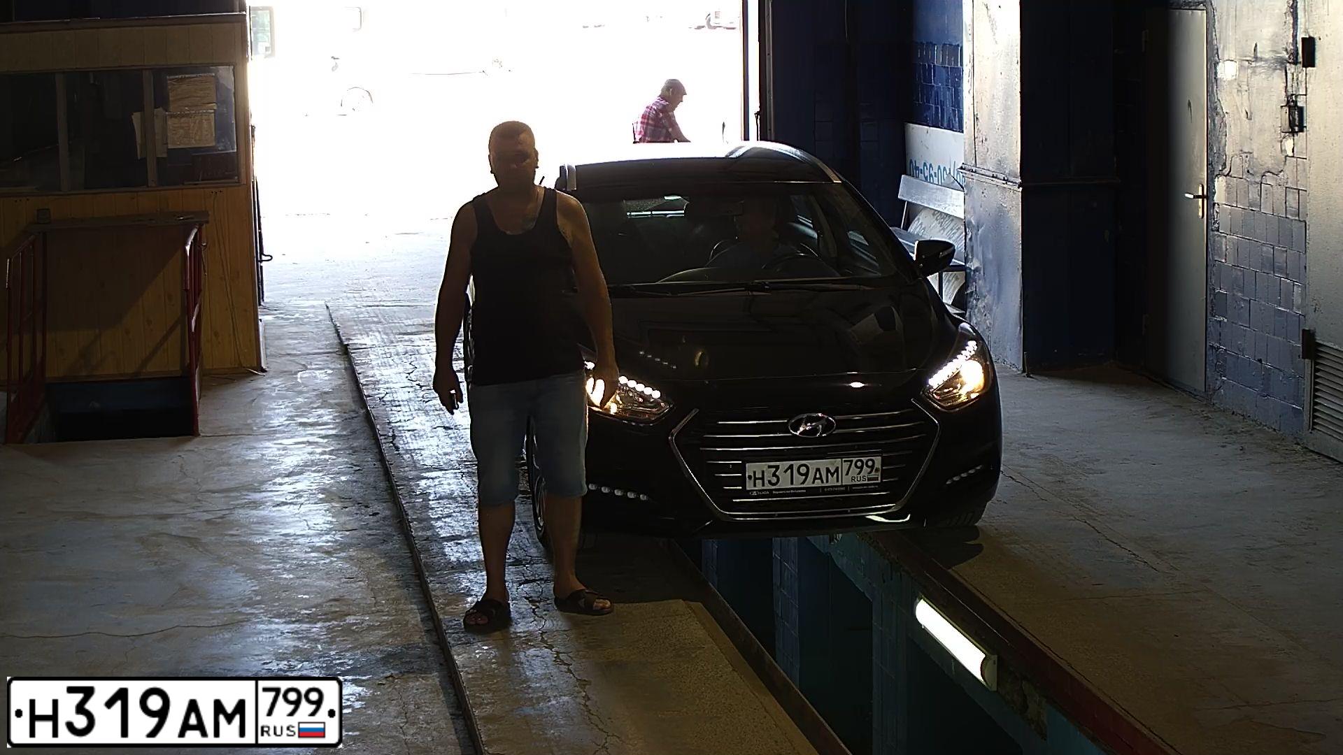 Фото автомобиля HYUNDAI I40, 2016 — госномер У074НС136. Цвет: ЧЕРНЫЙ