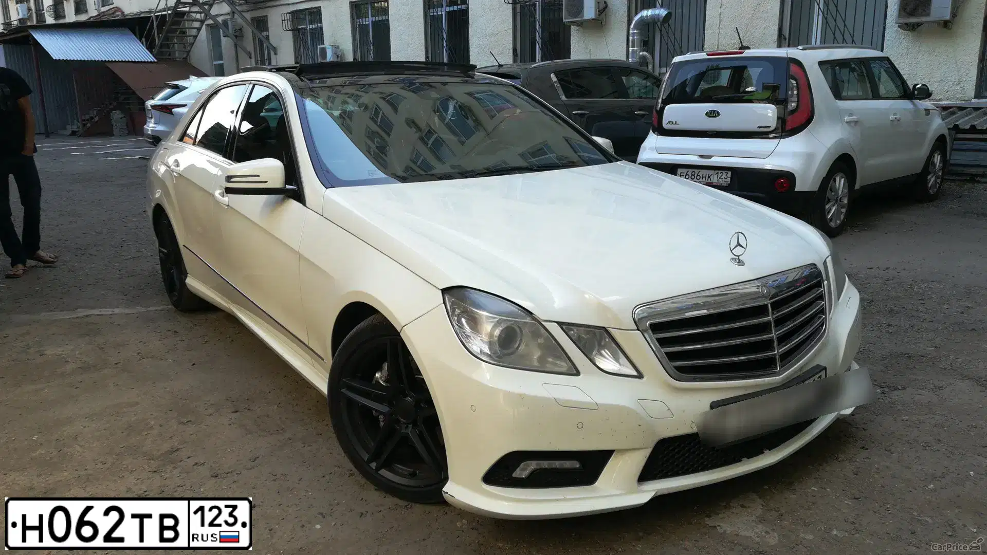 Фото автомобиля MERCEDES E-KLASSE, 2011 — госномер В022СВ01. Цвет: Белый