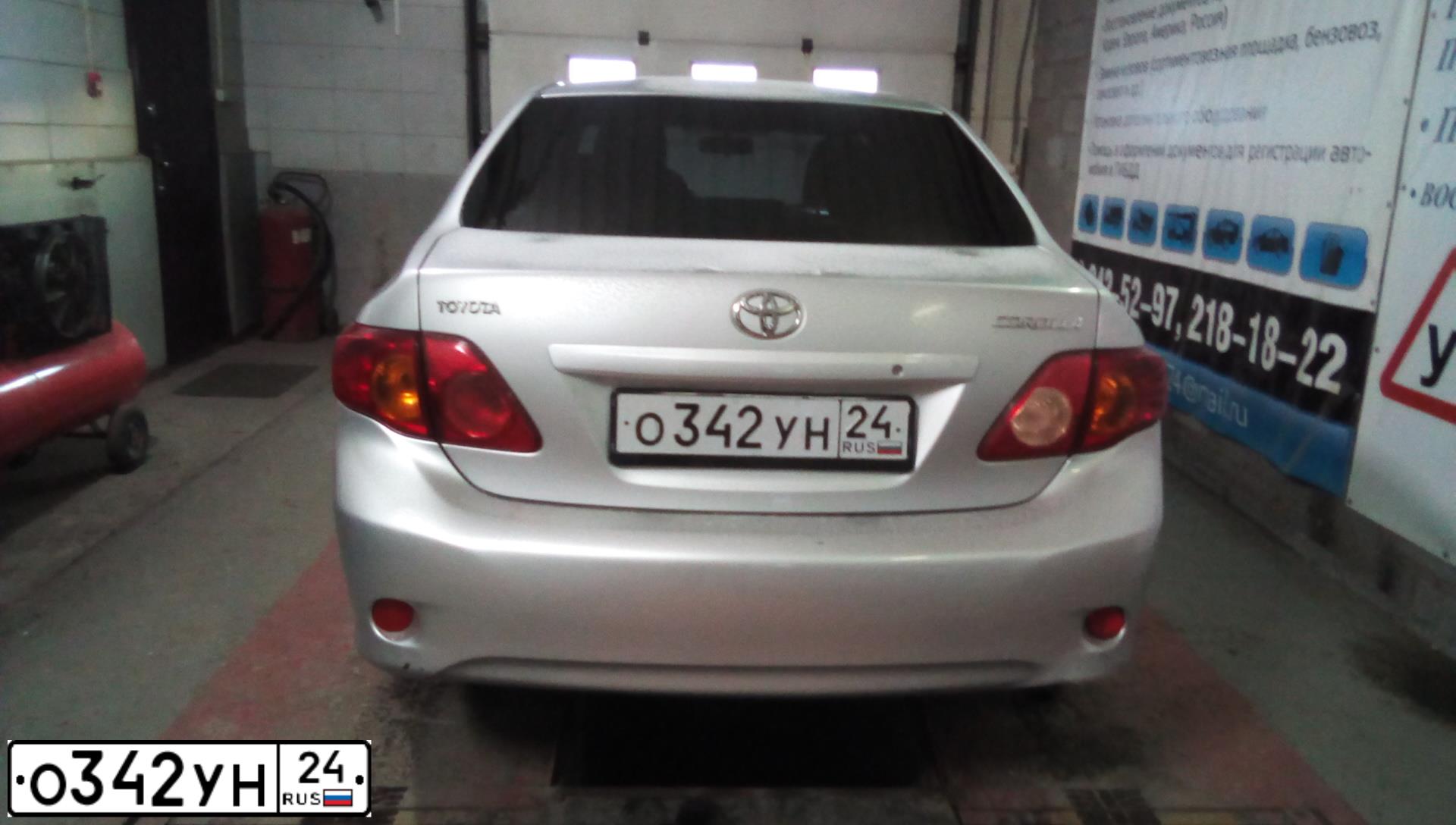 Фото автомобиля TOYOTA COROLLA, 2008 — госномер О342УН24. Цвет: СЕРЕБРИСТЫЙ