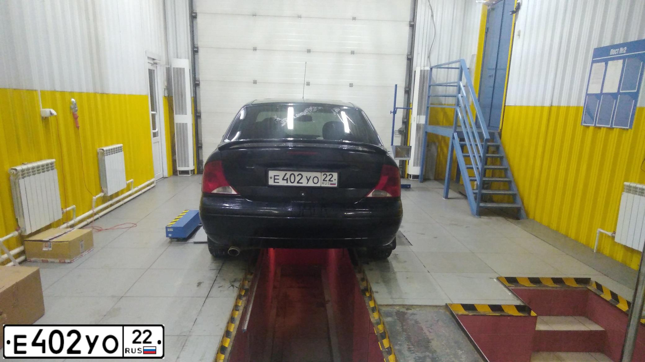Фото автомобиля FORD FOCUS, 2001 — госномер Е402УО22. Цвет: ЧЕРНЫЙ