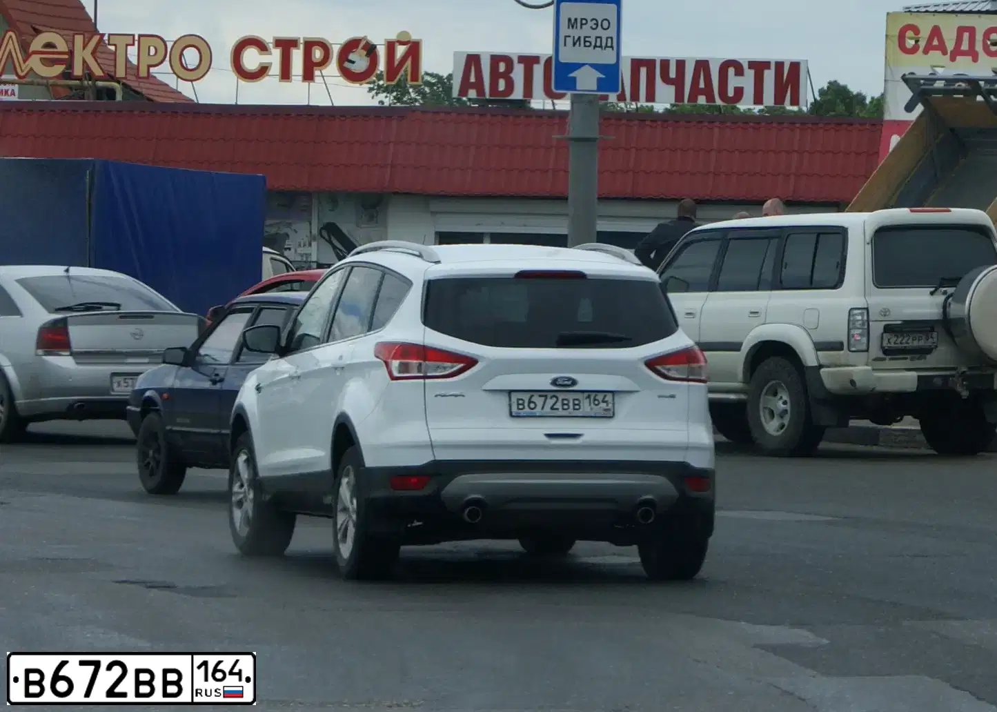 Фото автомобиля FORD KUGA, 2016 — госномер В672ВВ164. Цвет: БЕЛЫЙ