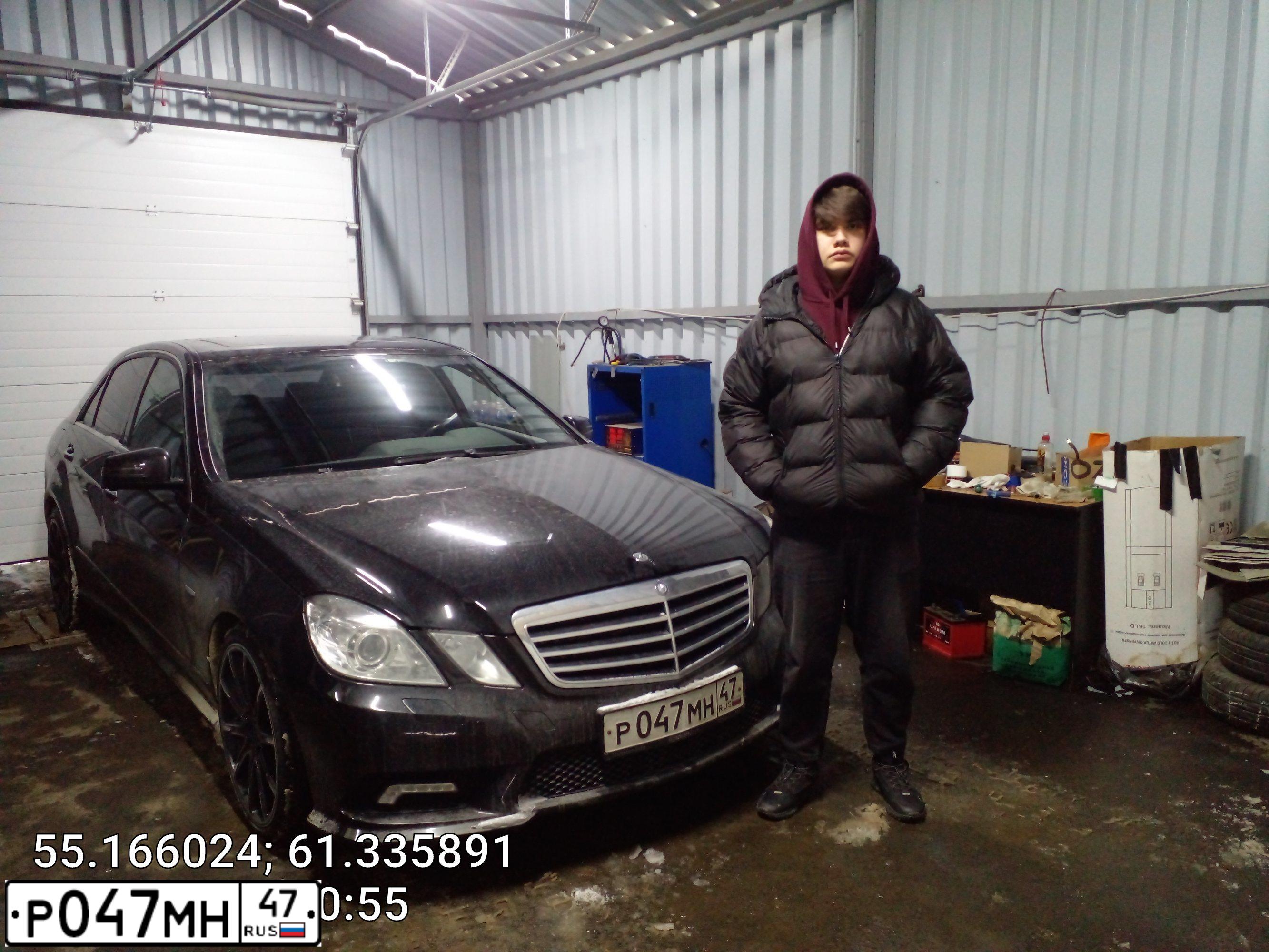 Фото автомобиля MERCEDES E-KLASSE, 2009 — госномер Р047МН47. Цвет: ЧЕРНЫЙ