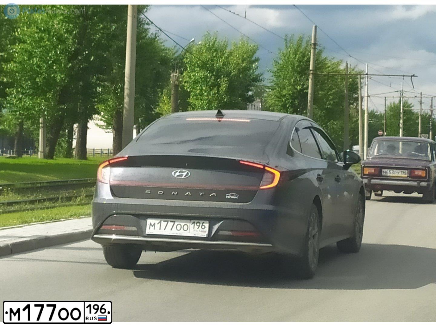 Фото автомобиля HYUNDAI SONATA, 2019 — госномер М177ОО196. Цвет: синий