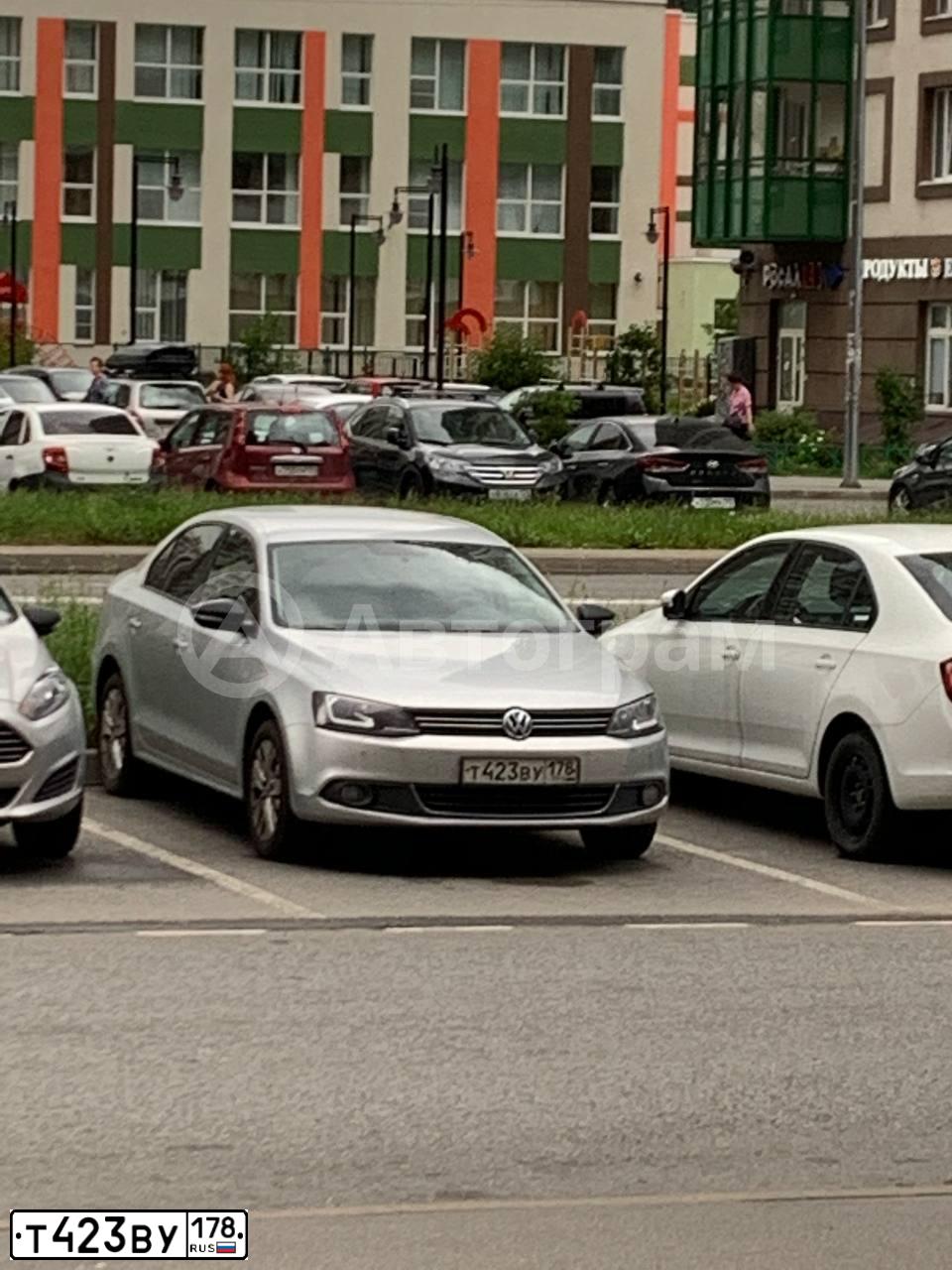 Фото автомобиля VOLKSWAGEN JETTA, 2014 — госномер Т423ВУ178. Цвет: СЕРЕБРИСТЫЙ