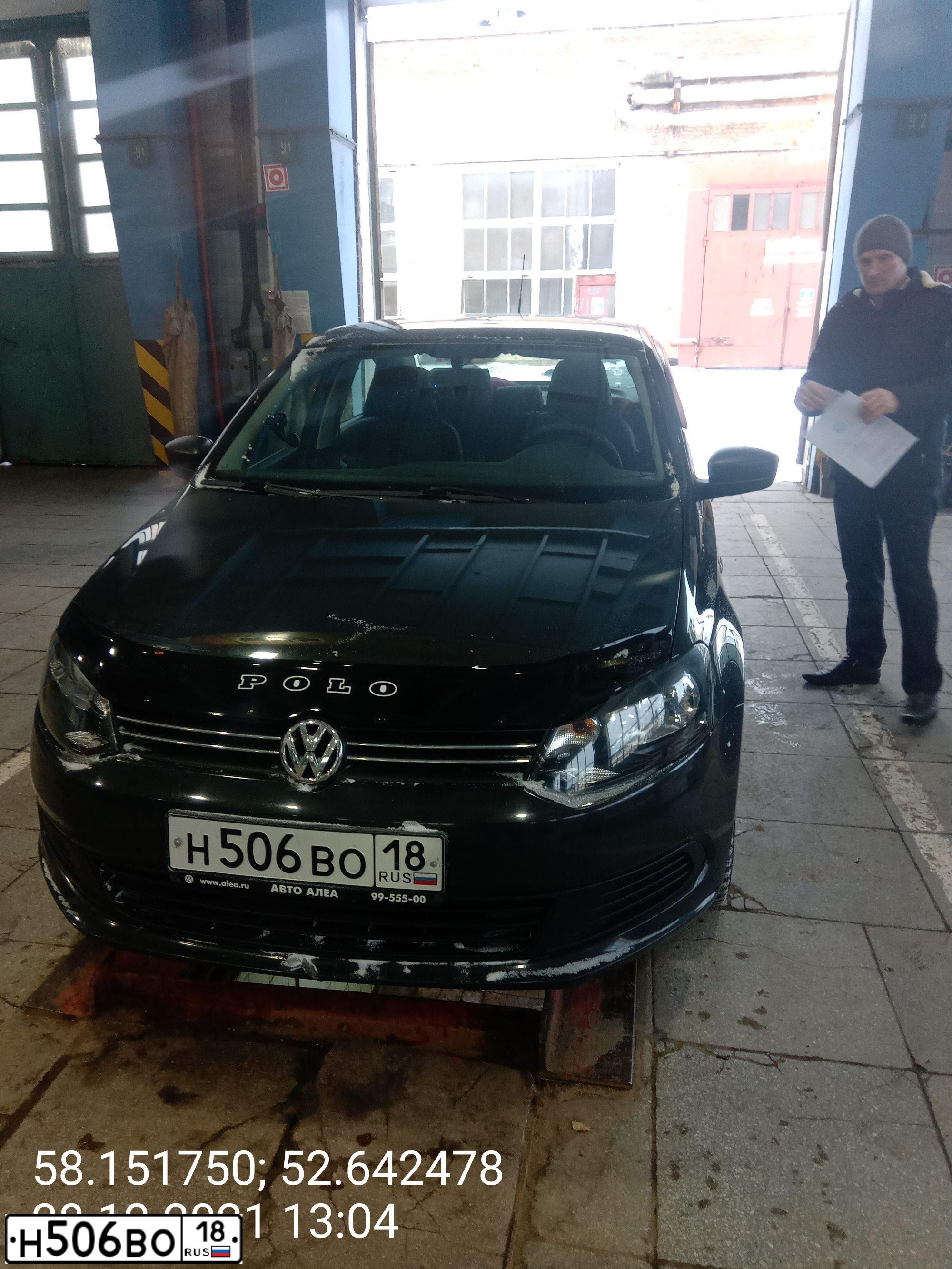 Фото автомобиля VOLKSWAGEN POLO, 2011 — госномер Н506ВО18. Цвет: Серый