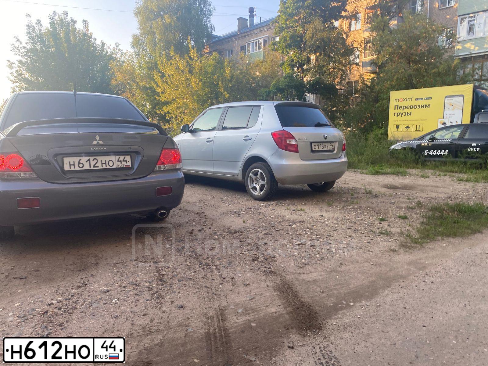Фото автомобиля MITSUBISHI LANCER, 2004 — госномер Н612НО44. Цвет: СЕРЫЙ