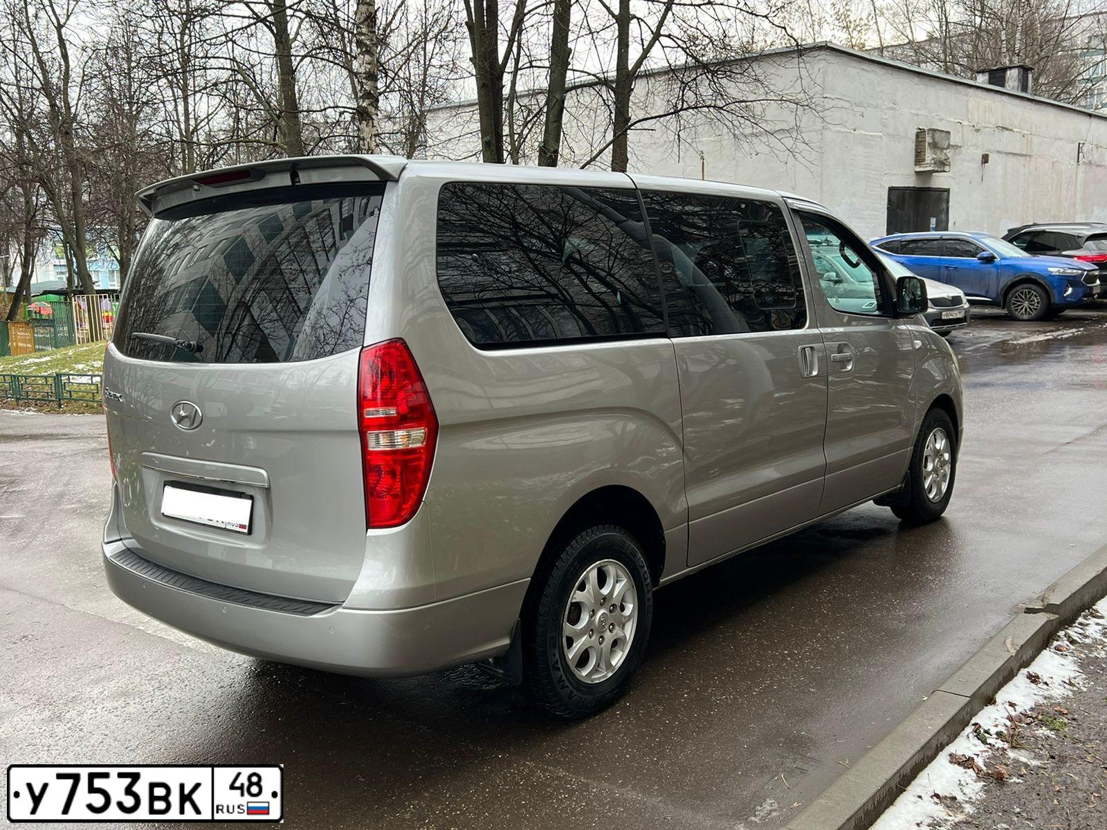 Фото автомобиля HYUNDAI GRAND STAREX, 2011 — госномер Р547КЕ797. Цвет: Серый