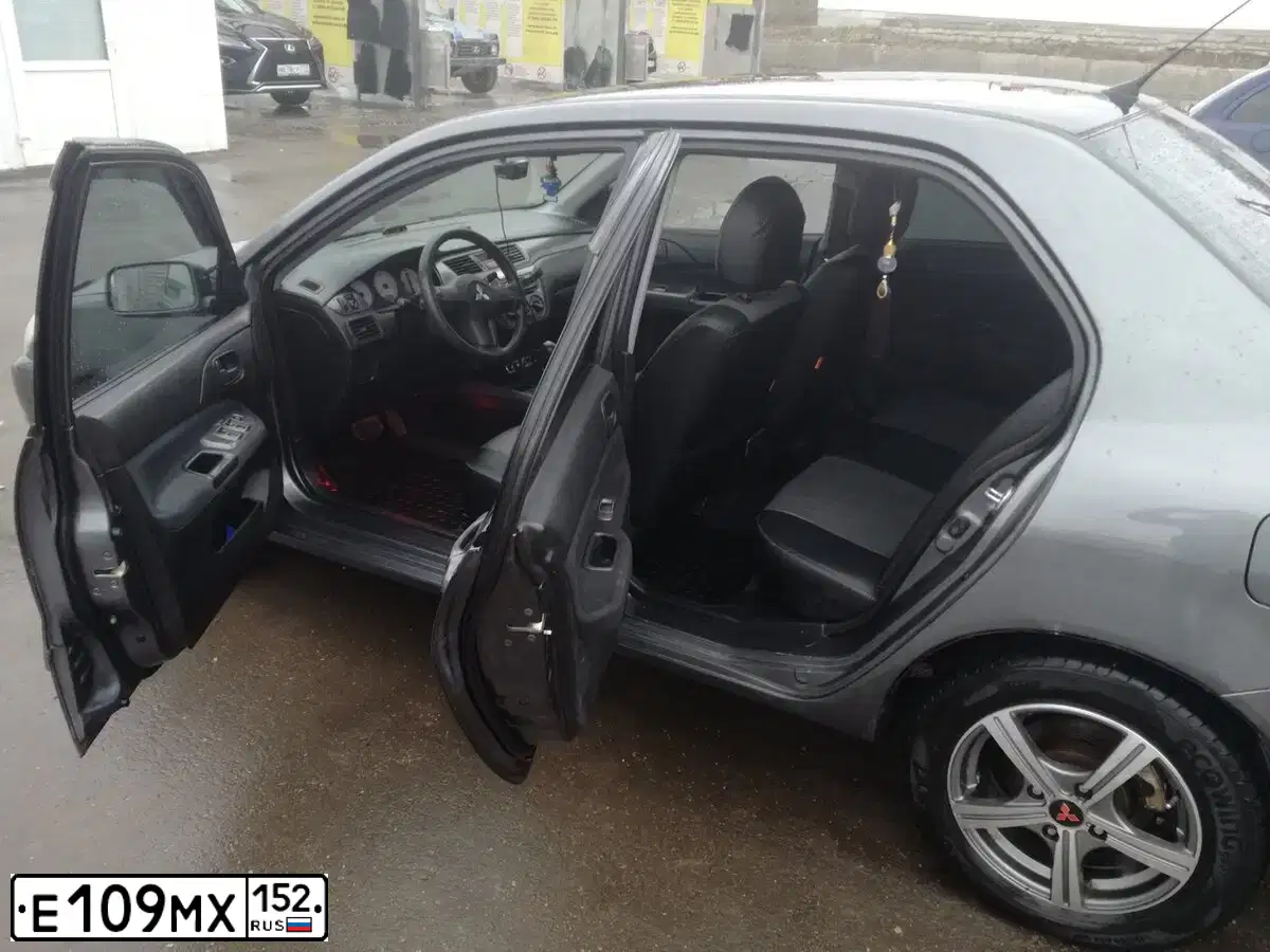 Фото автомобиля MITSUBISHI LANCER, 2006 — госномер Е109МХ152. Цвет: СЕРЫЙ
