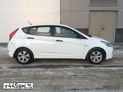 Фото автомобиля HYUNDAI SOLARIS, 2012 — госномер У445ВМ96. Цвет: Белый