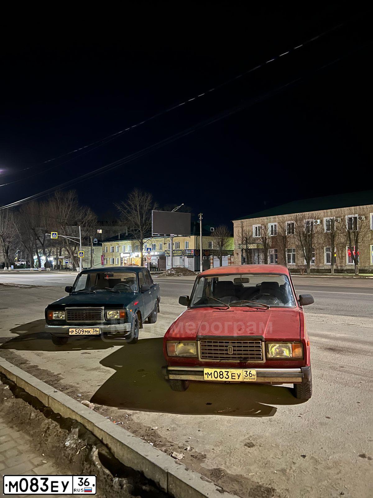 Фото автомобиля VAZ ВАЗ 2107, 1993 — госномер М083ЕУ36. Цвет: Красный