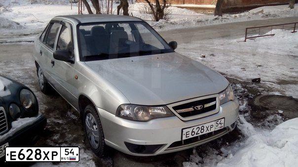 Фото автомобиля DAEWOO NEXIA, 2008 — госномер Е628ХР54. Цвет: ПЕРЛАМУТРОВО-СЕРЕБРИСТЫЙ