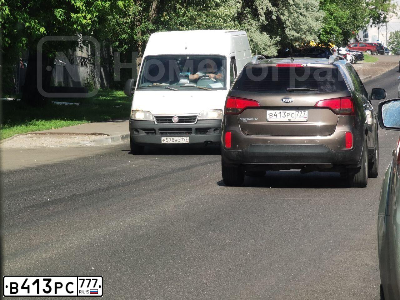Фото автомобиля KIA SORENTO, 2012 — госномер В413РС777. Цвет: БЕЖЕВЫЙ