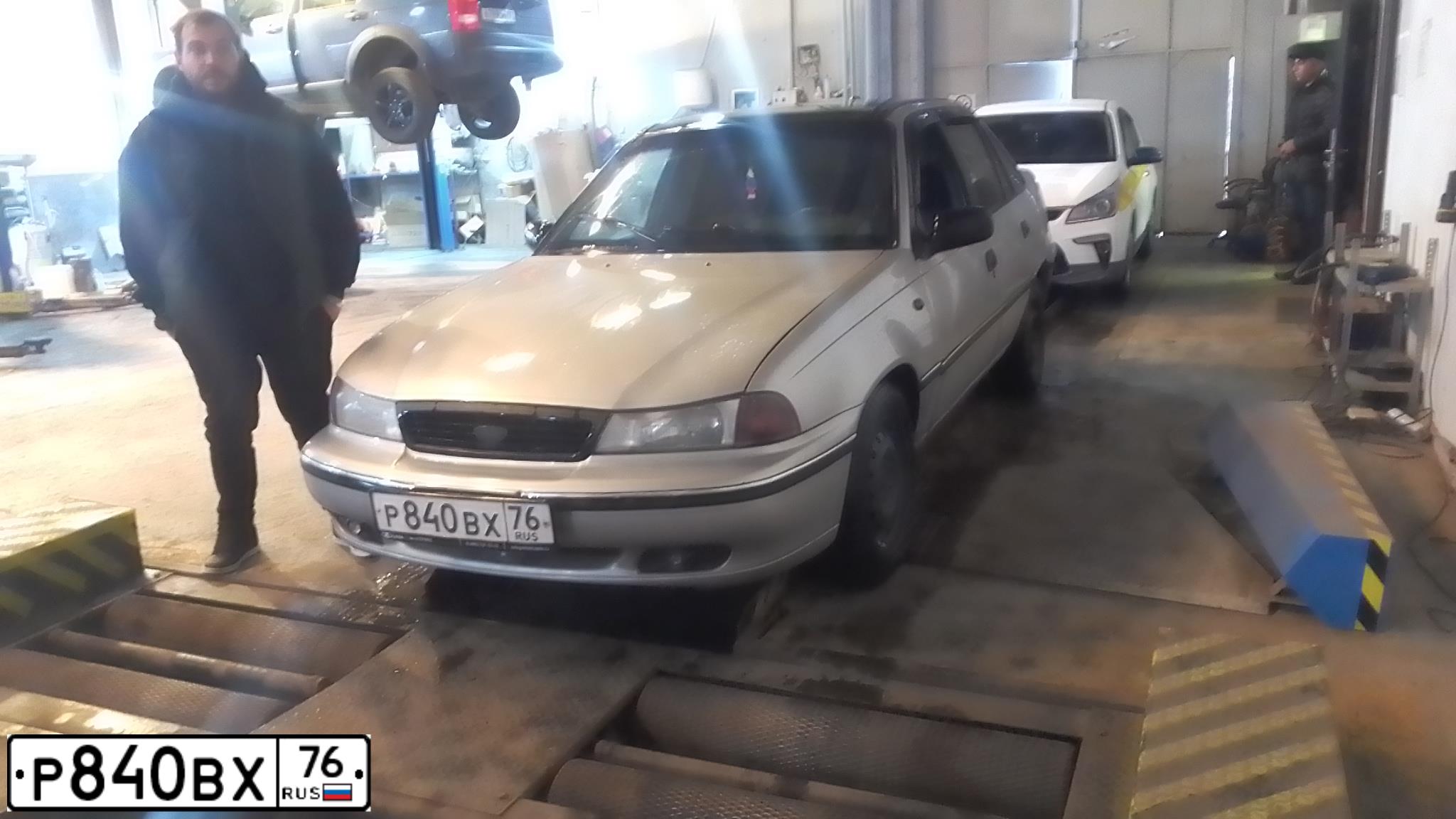 Фото автомобиля ДЭУ НЕКСИА, 2007 — госномер А804АХ977. Цвет: СЕРЫЙ