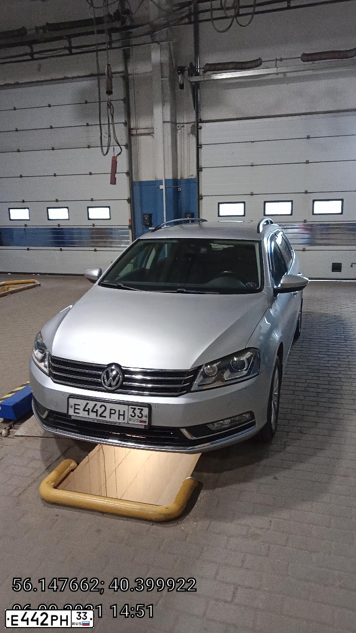 Фото автомобиля VOLKSWAGEN PASSAT, 2011 — госномер Е442РН33. Цвет: СЕРЕБРИСТЫЙ