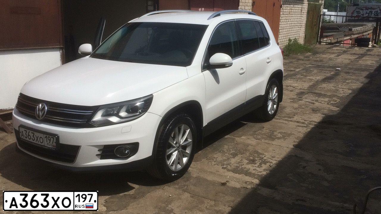 Фото автомобиля VOLKSWAGEN TIGUAN, 2012 — госномер А233МС76. Цвет: Белый