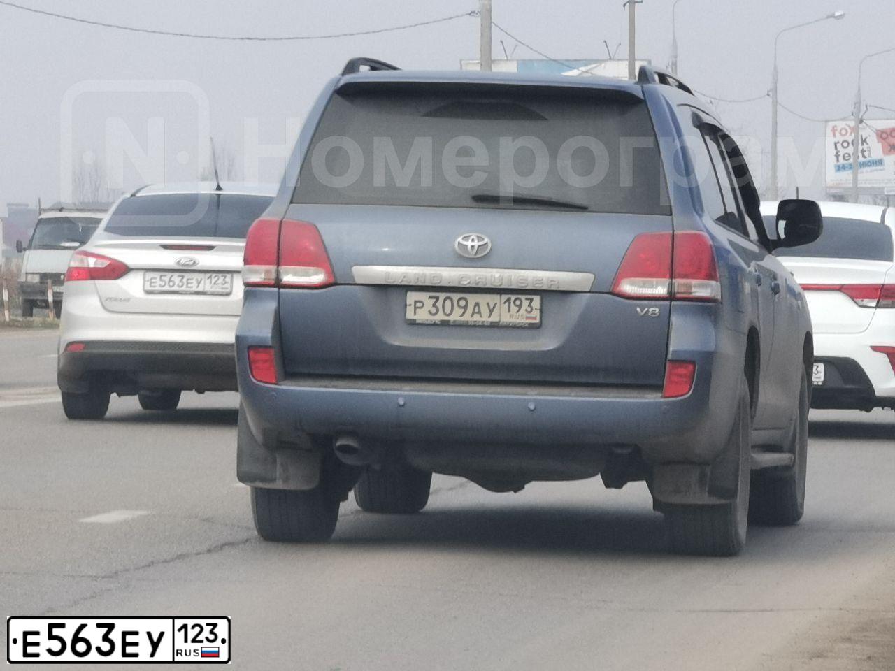 Фото автомобиля FORD FOCUS, 2012 — госномер Е653ЕУ123. Цвет: СЕРЕБРИСТЫЙ
