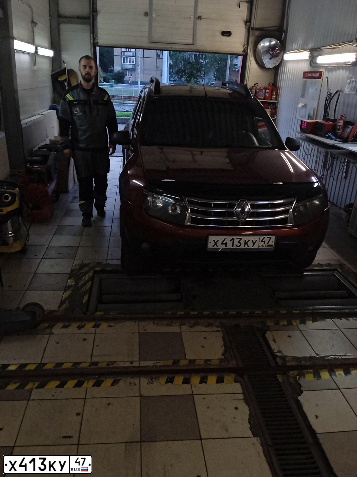Фото автомобиля RENAULT DUSTER, 2012 — госномер С606ВО198. Цвет: Красный