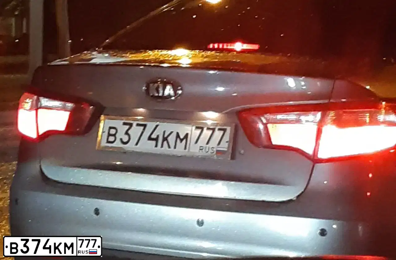 Фото автомобиля KIA RIO, 2014 — госномер В374КМ777. Цвет: СЕРЫЙ