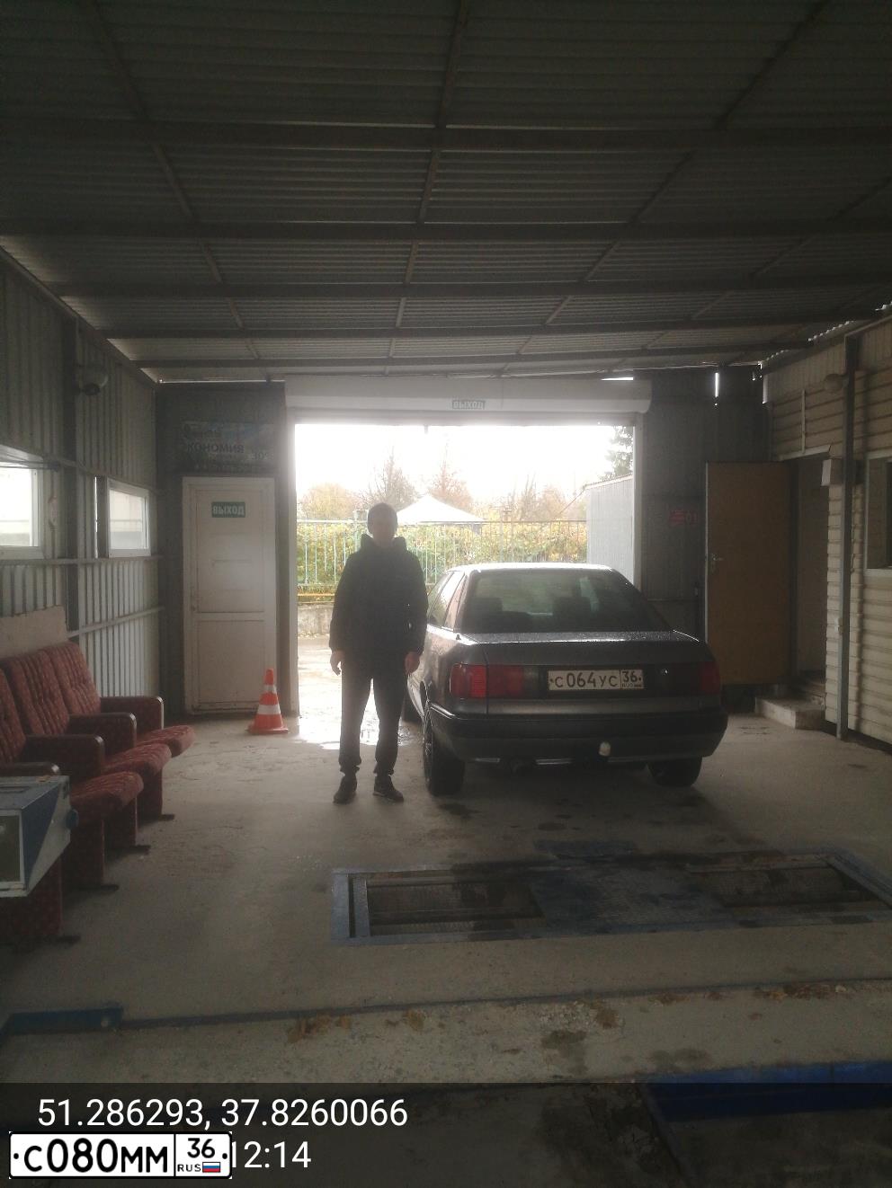 Фото автомобиля AUDI 80, 1992 — госномер С064УС36. Цвет: СЕРЕБРИСТЫЙ