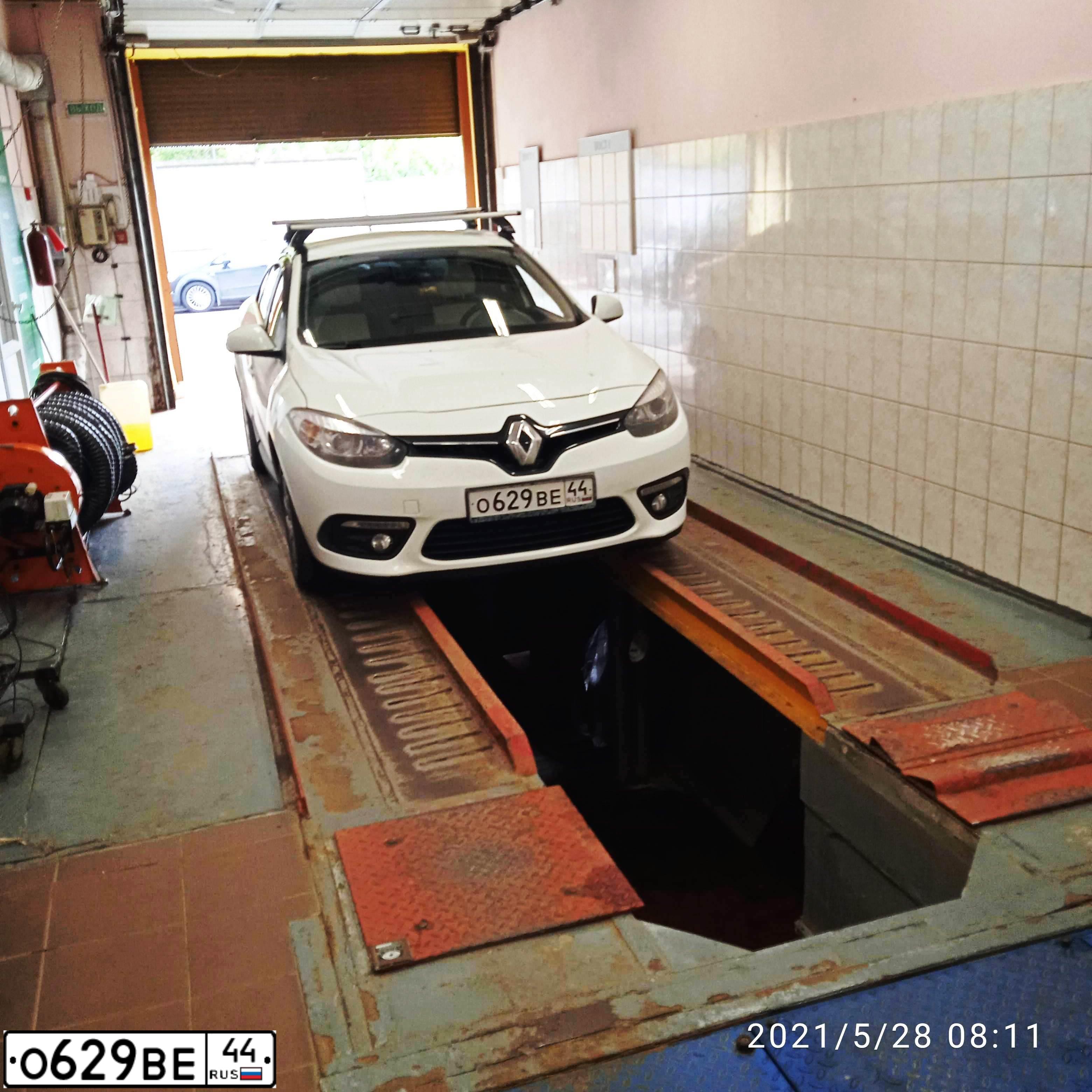 Фото автомобиля RENAULT FLUENCE, 2014 — госномер А541КУ136. Цвет: Белый