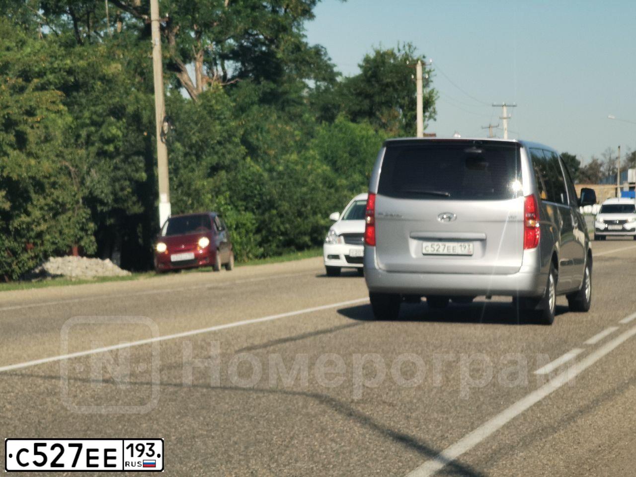 Фото автомобиля HYUNDAI GRAND STAREX, 2017 — госномер Е700ВВ977. Цвет: СЕРЫЙ