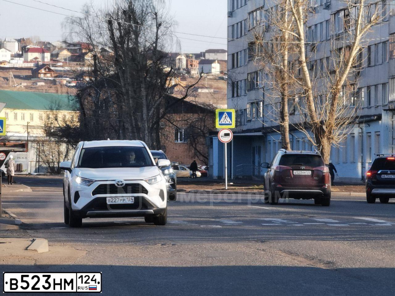 Фото автомобиля ТОЙОТА РАВ 4, 2016 — госномер Е809КХ19. Цвет: ТЕМНО-КРАСНЫЙ