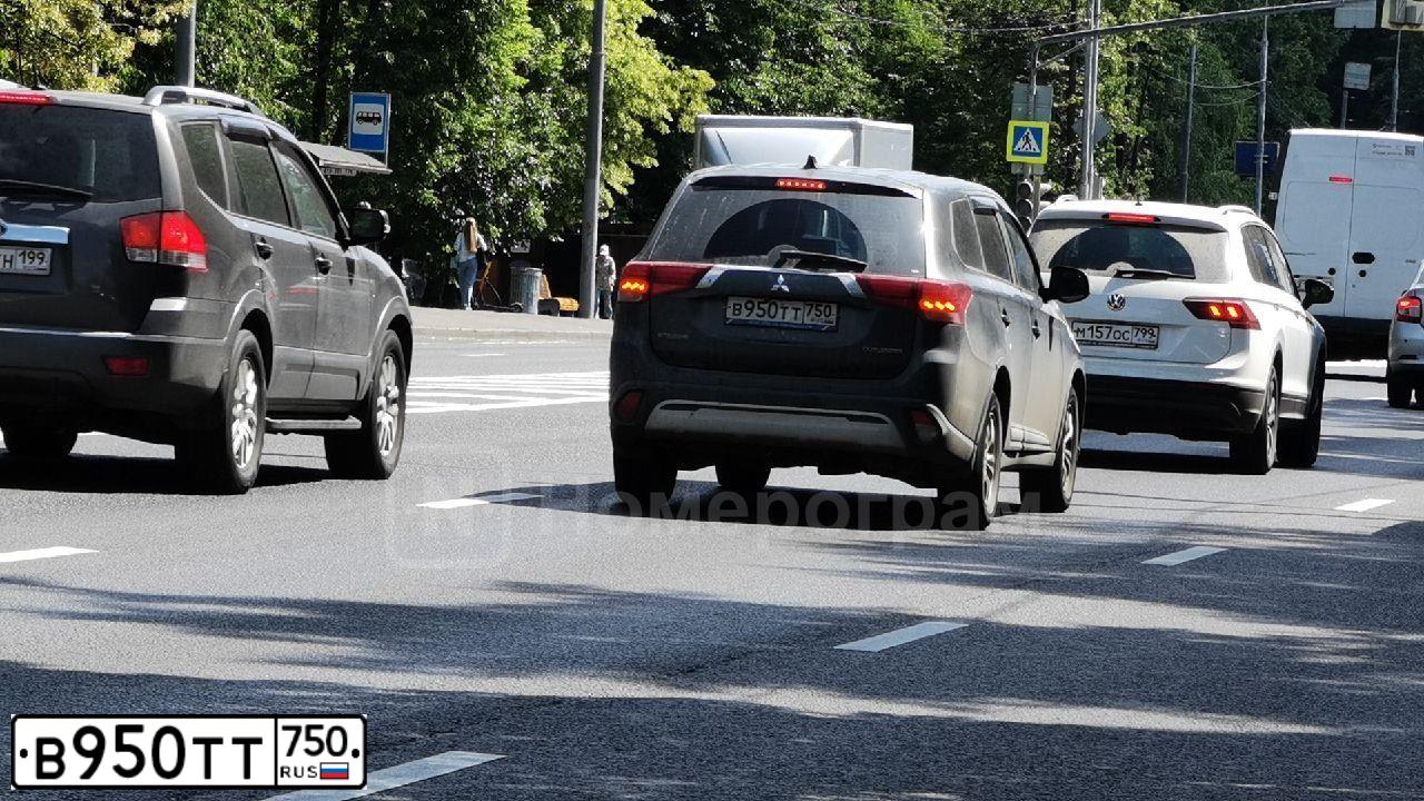Фото автомобиля MITSUBISHI OUTLANDER, 2018 — госномер С316ЕЕ40. Цвет: СЕРЫЙ