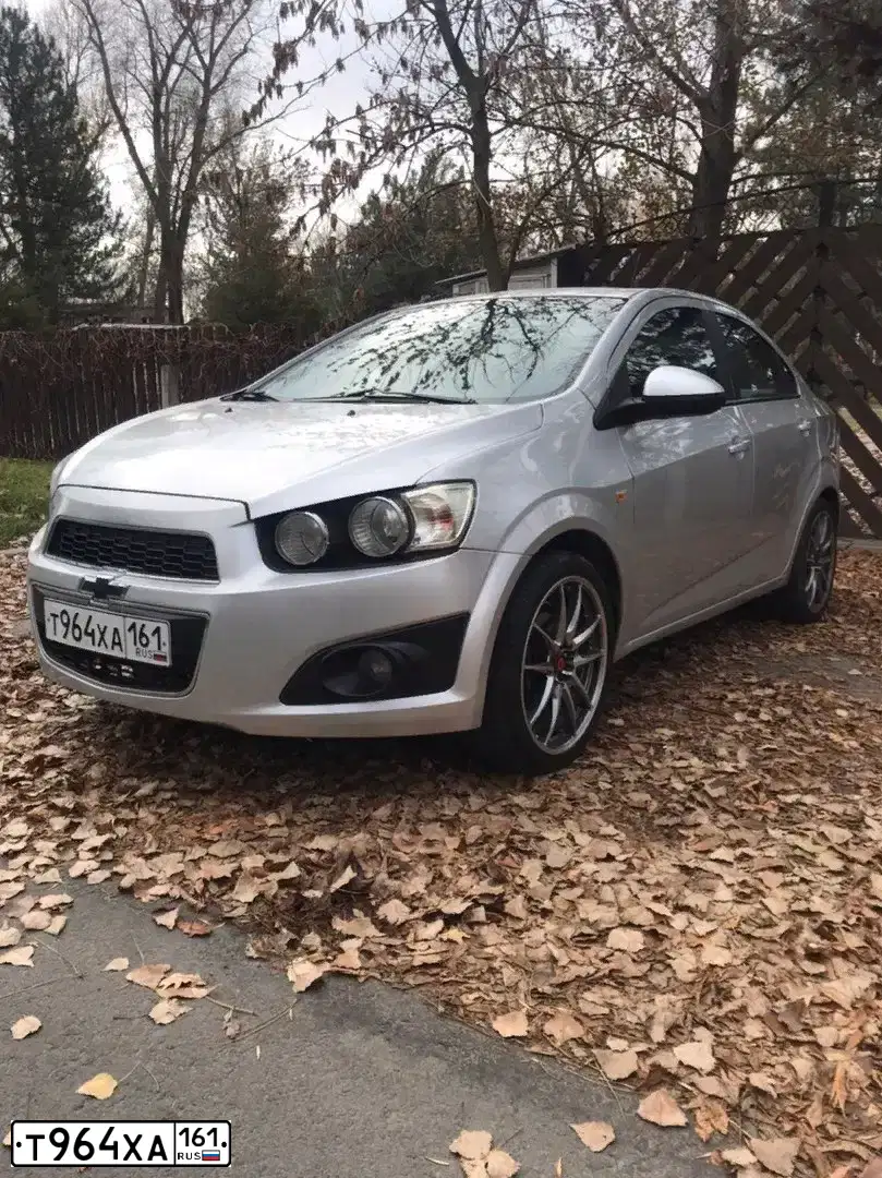 Фото автомобиля CHEVROLET AVEO, 2012 — госномер А414СС51. Цвет: Серебристый