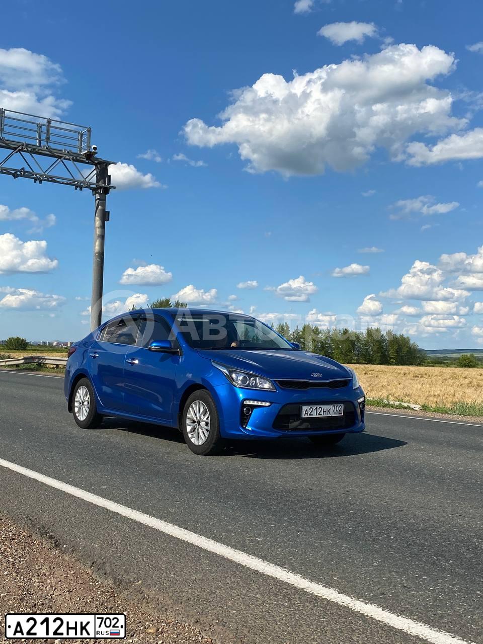 Фото автомобиля KIA RIO, 2020 — госномер А212НК702. Цвет: синий