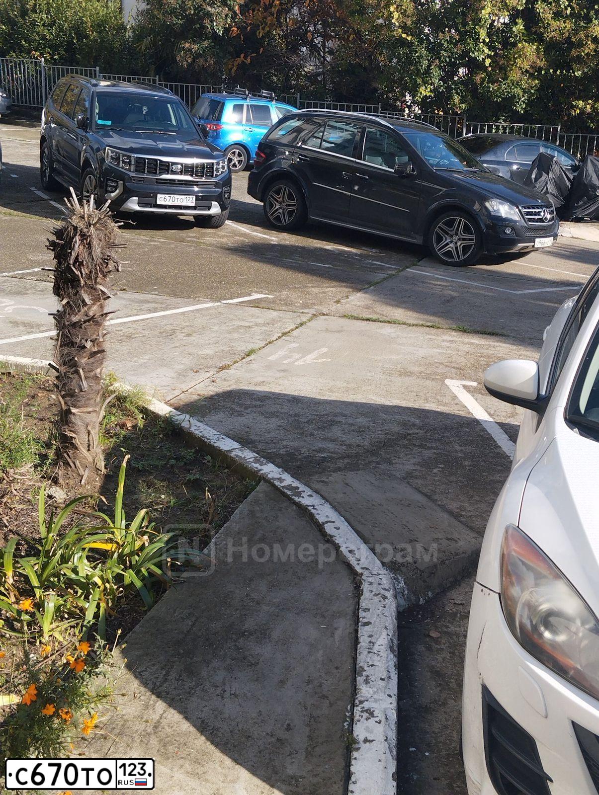 Фото автомобиля HYUNDAI SANTA FE, 2017 — госномер М907ЕК136. Цвет: синий