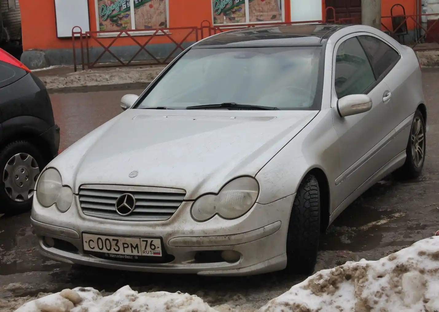 Фото автомобиля LADA 2112, 2006 — госномер Х261ТК76. Цвет: СВЕТЛО-СЕРЫЙ