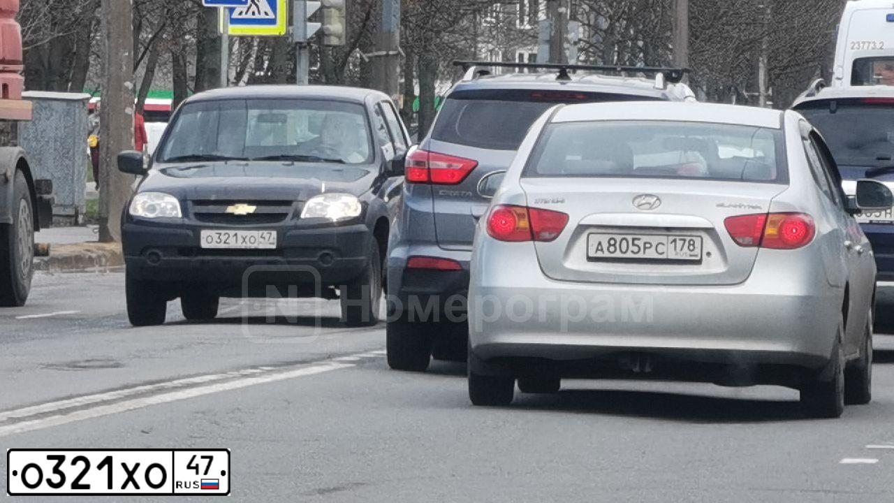 Фото автомобиля CHEVROLET NIVA, 2018 — госномер Р465ЕТ198. Цвет: Зелено-коричневый металлик