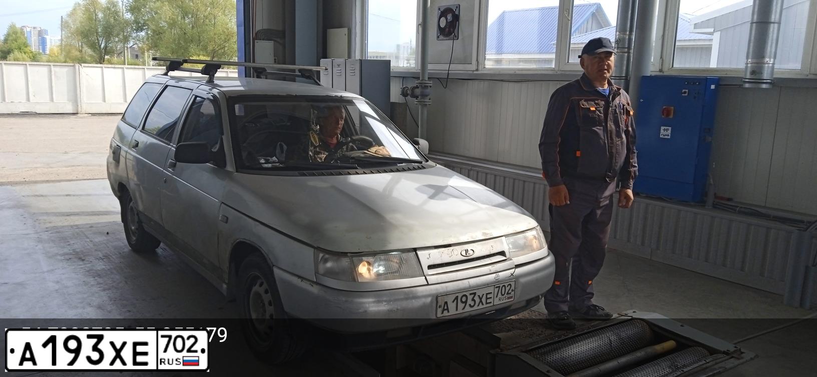 Фото автомобиля LADA 2111 LADA, 2002 — госномер М346АО18. Цвет: СВЕТЛО-СЕРЕБ.МЕТАЛ