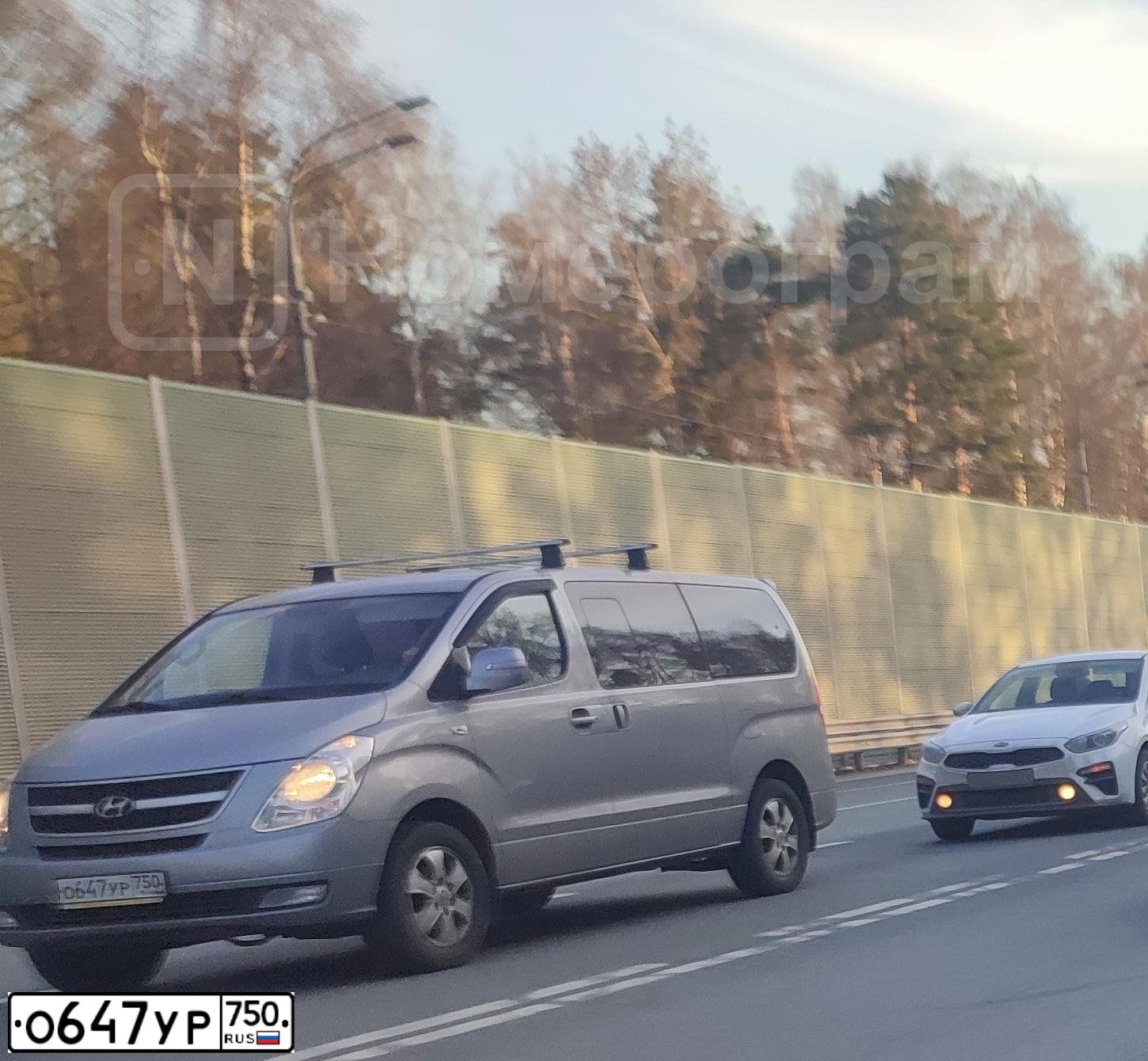 Фото автомобиля HYUNDAI GRAND STAREX, 2015 — госномер В225НМ138. Цвет: Серый