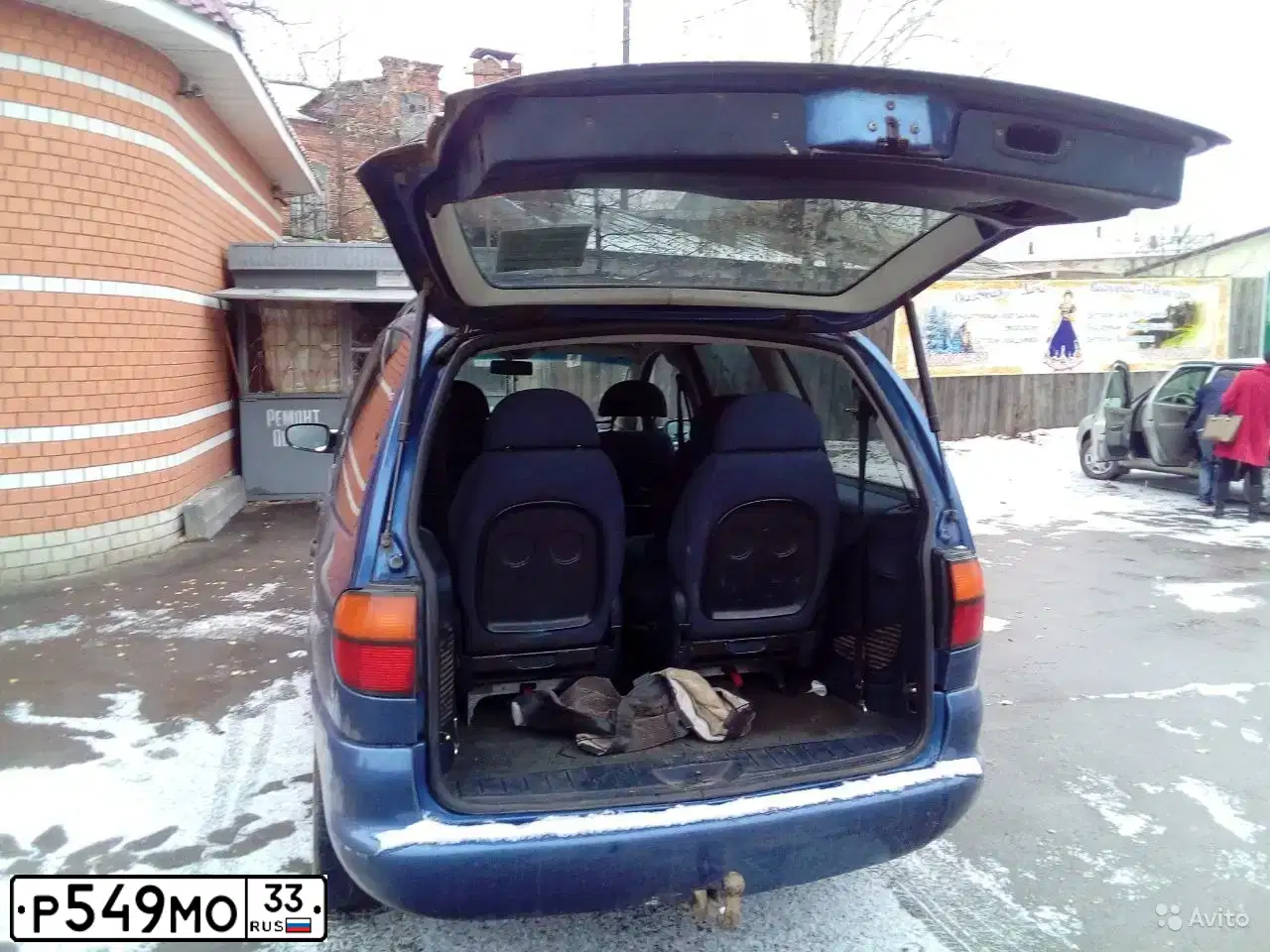 Фото автомобиля VOLKSWAGEN SHARAN, 1996 — госномер О835СМ33. Цвет: синий