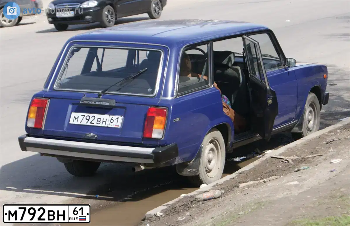 Фото автомобиля LADA 2104, 1998 — госномер М792ВН61. Цвет: СИНИЙ