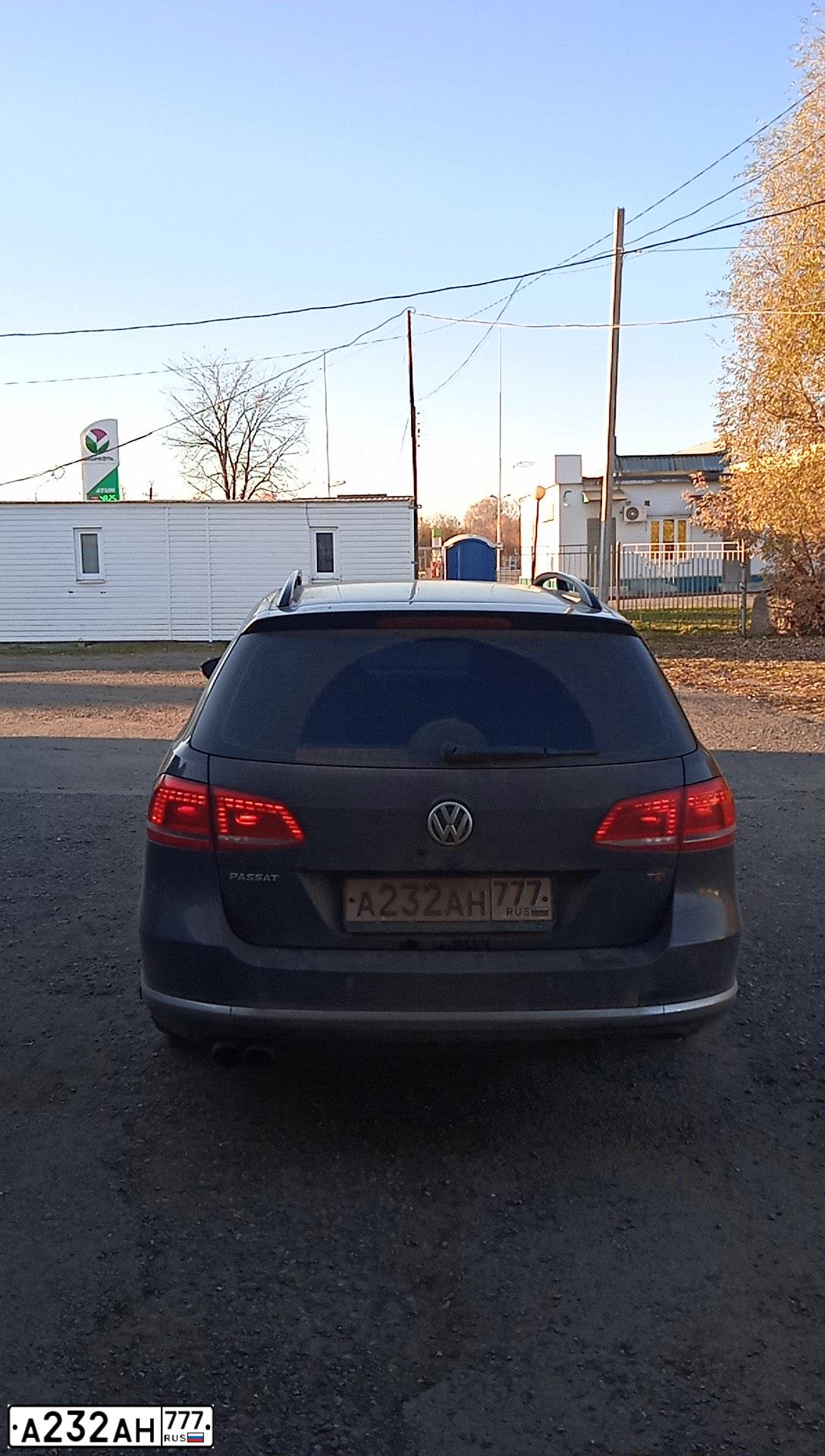 Фото автомобиля VOLKSWAGEN PASSAT, 2013 — госномер А232АН777. Цвет: Коричневый