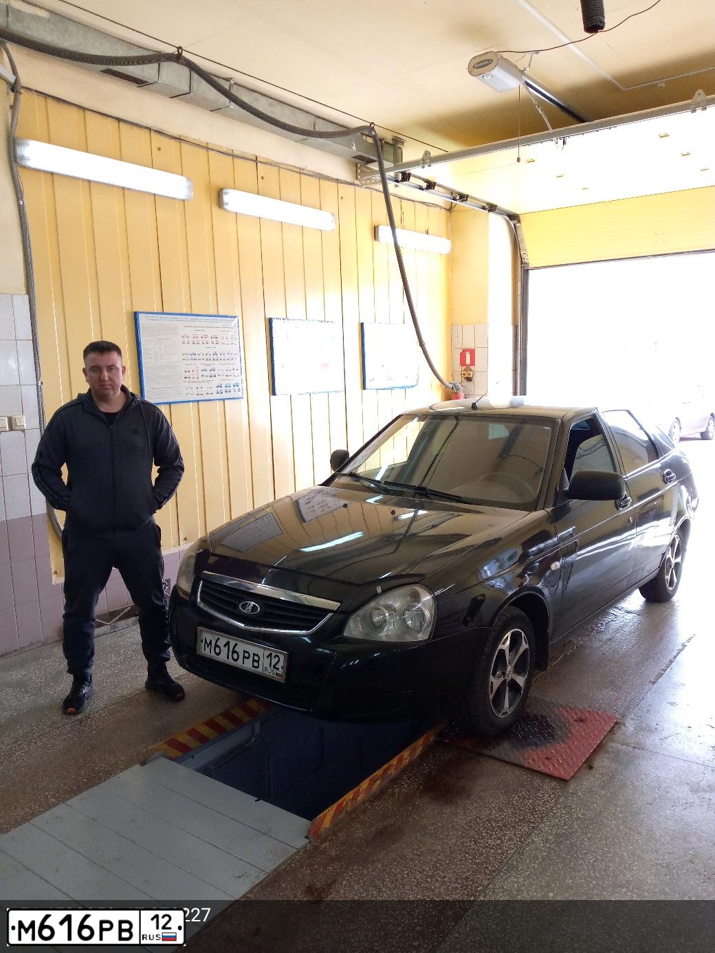 Фото автомобиля LADA 2172 PRIORA, 2012 — госномер М616РВ12. Цвет: Сине-Черный