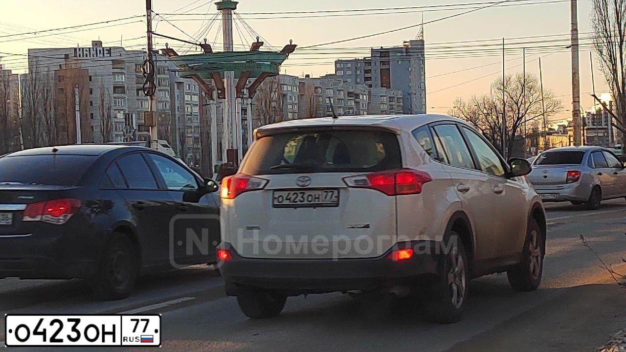 Фото автомобиля TOYOTA RAV4, 2013 — госномер О423ОН77. Цвет: Белый