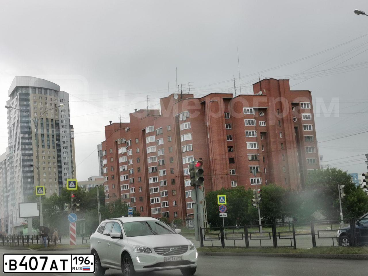 Фото автомобиля VOLVO XC60, 2014 — госномер В407АТ196. Цвет: Белый